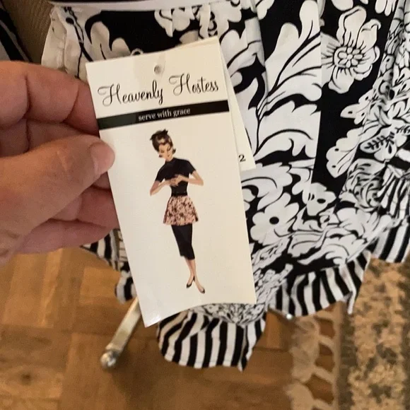 NWT Heavenly Hostess beautiful , feminine apron with pockets - Picture 9 of 12